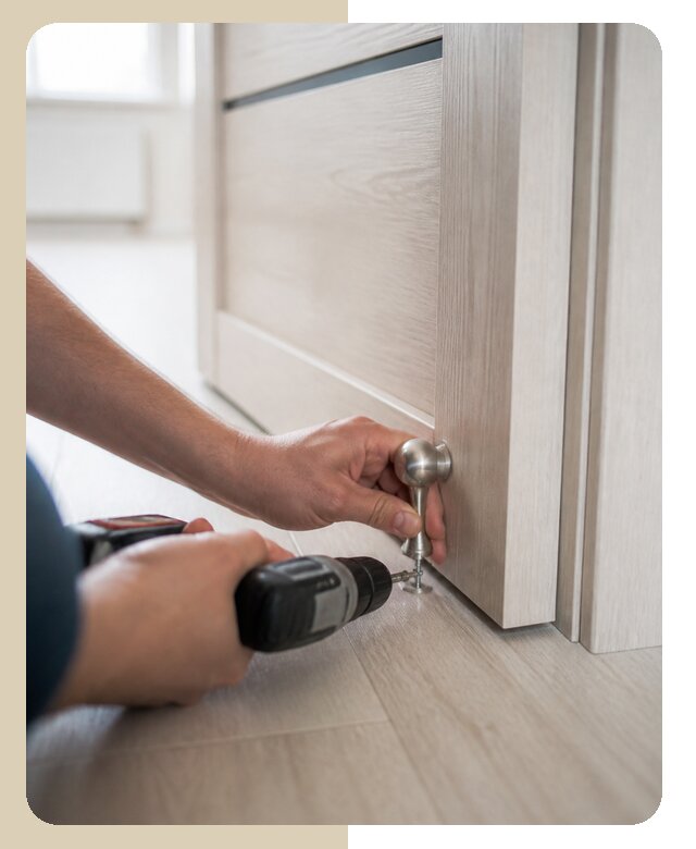 Установка дверного ограничителя на объекте в Балакове